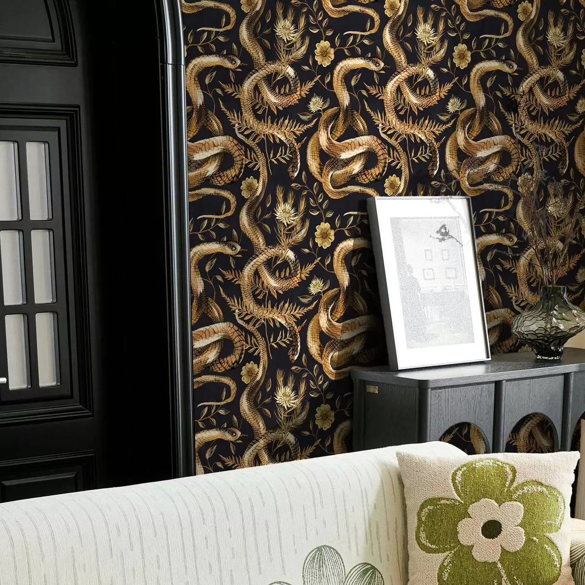 Tapetes Čūskas un ziedi uz tumša fona a00158