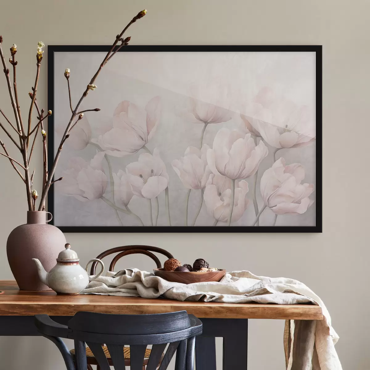 Plakāts Vintage tekstūras rozā tulpes ar gariem kātiņiem, maigas, piesmaku krāsas, gaiši pelēks fons f44407