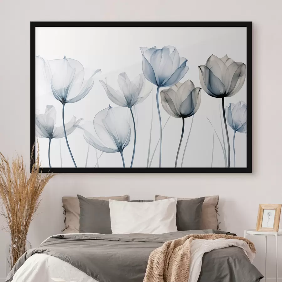 Fototapetes Caurspīdīgas zilas un baltas tulpes ar gariem kātiņiem uz vienkārša balta fona f44409