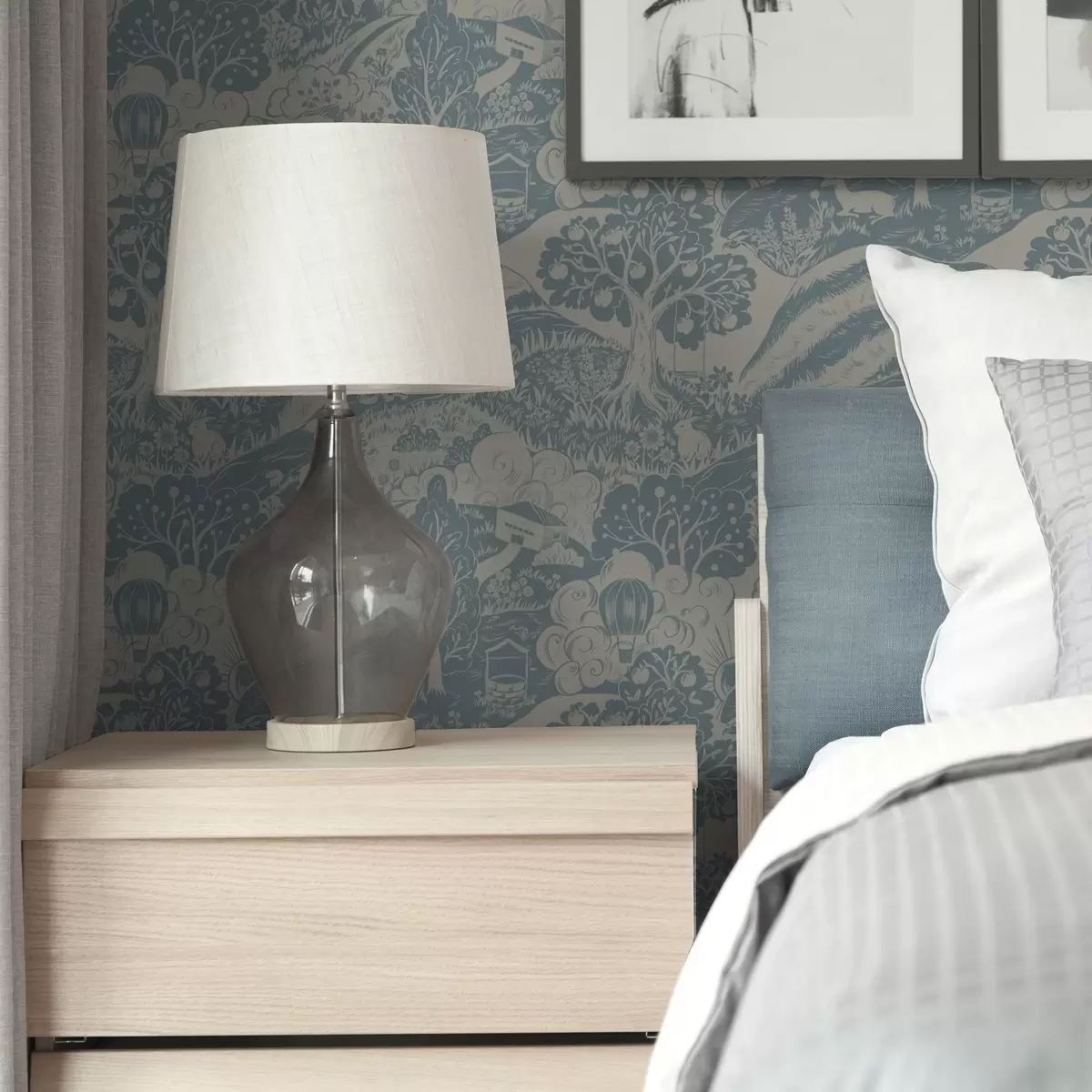 Tapetes Pasaku mežs ar dzīvniekiem bērnu ilustrācijas stilā a00172