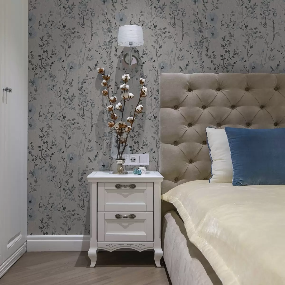 Tapetes Zila un pelēka akvareļa floristika uz neitrāla fona a00198