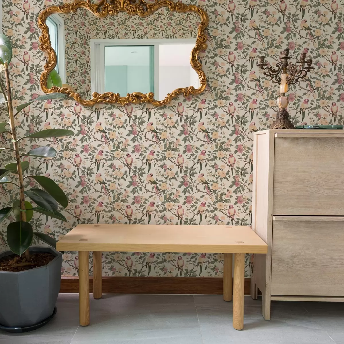 Tapetes Tropu putni uz ziedošiem zariem pasteļtoņos a00199