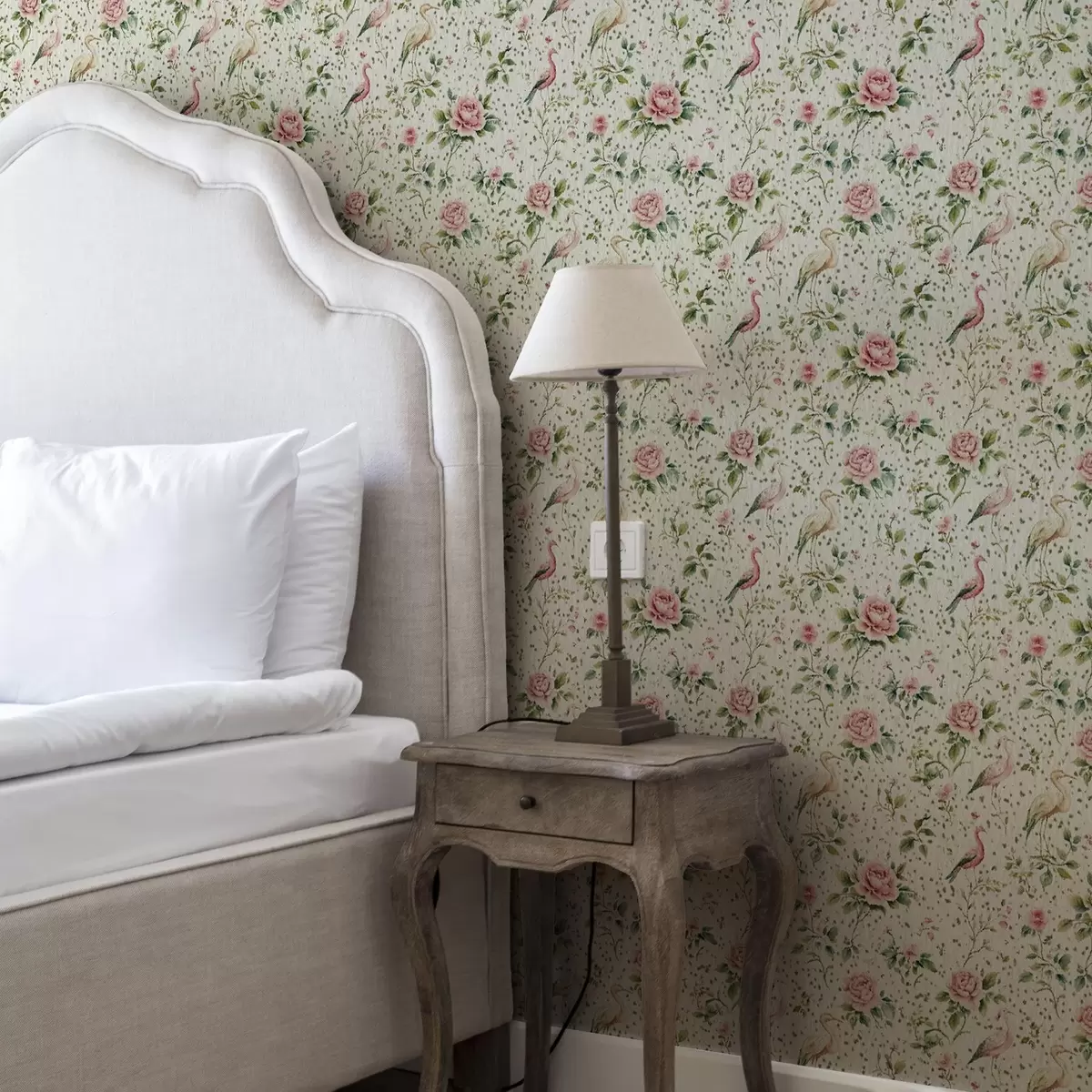 Tapetes Pasteļrozā rozā rozes un putni nobružātā šiks stilā a00201