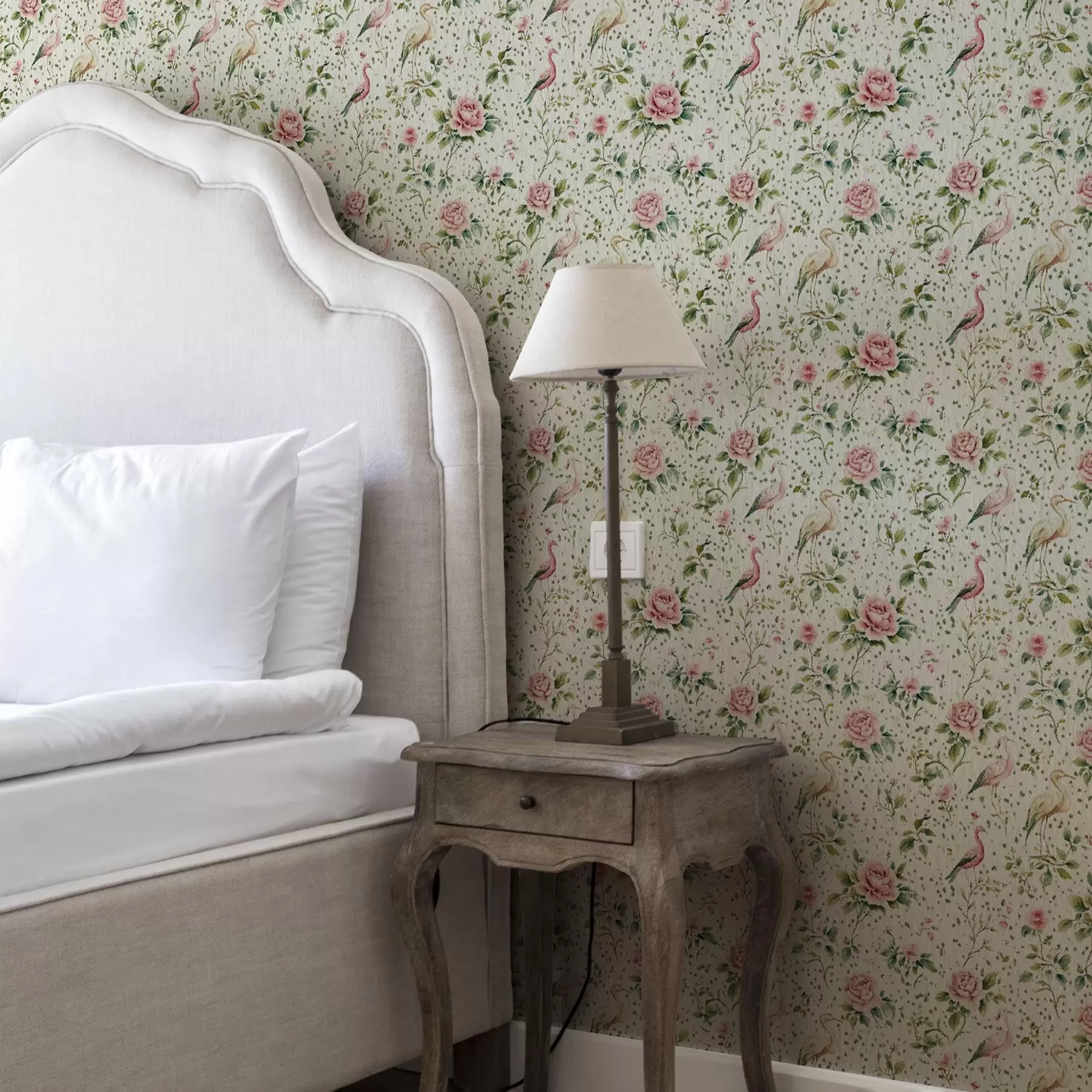 Fototapetes Pasteļrozā rozā rozes un putni nobružātā šiks stilā a00201