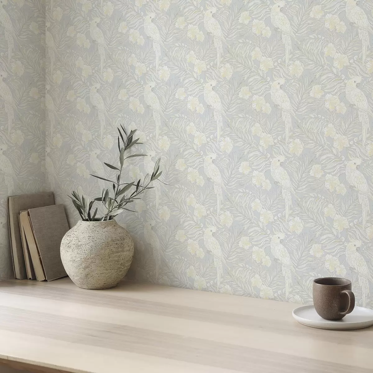 Tapetes Viegla tropu apdruka ar kakadu un ziediem uz zila fona a00203