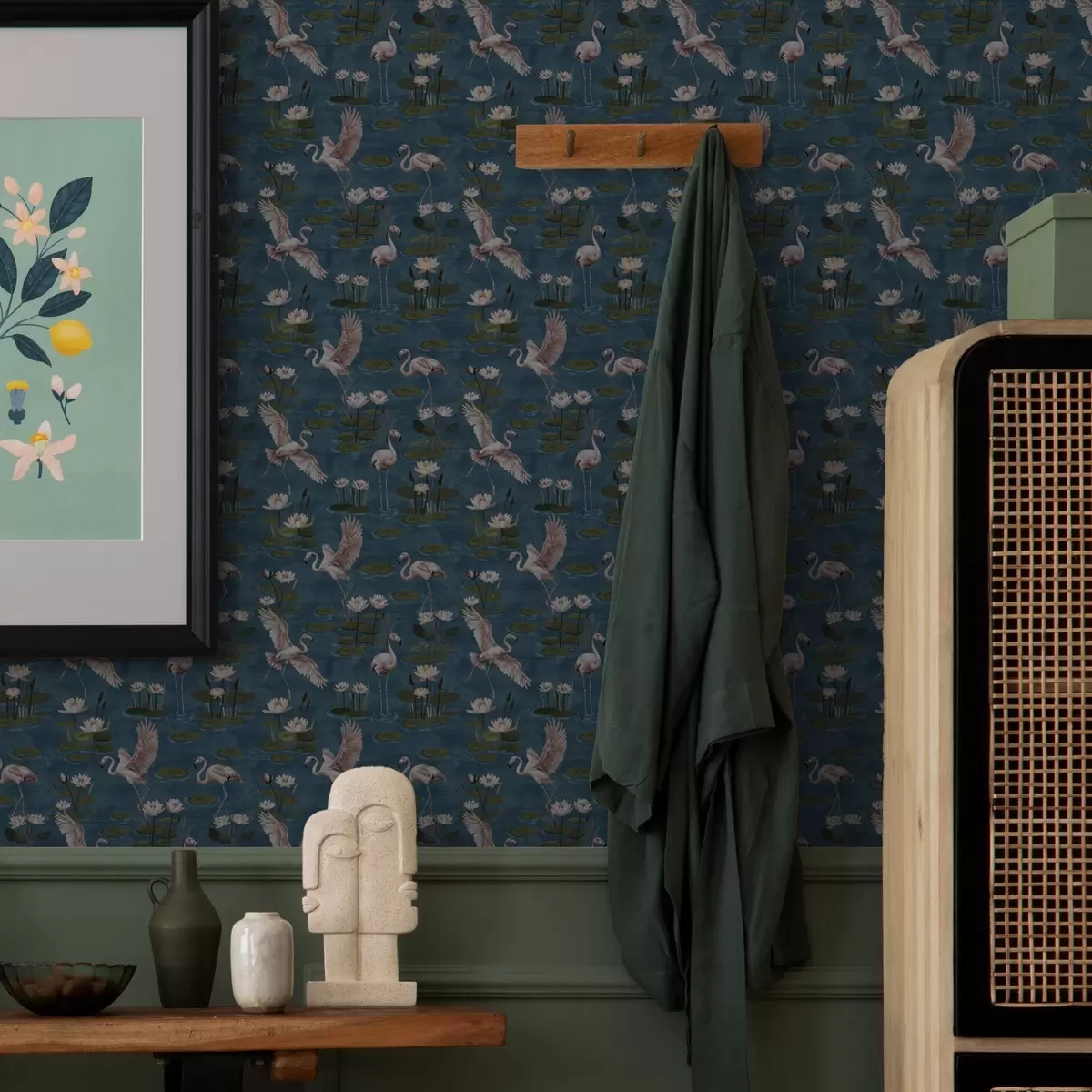 Tapetes Flamingo starp ūdens lilijām, tropu aina uz tumši zila fona a00237