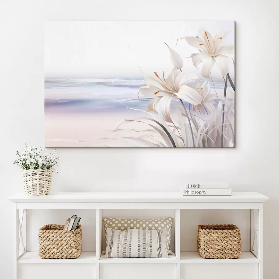 Glezna Baltas lilijas ar oranžiem augļlapiņām un garām lapām pludmalē ar mīkstiem viļņiem fonā, pasteļtoņos s44850