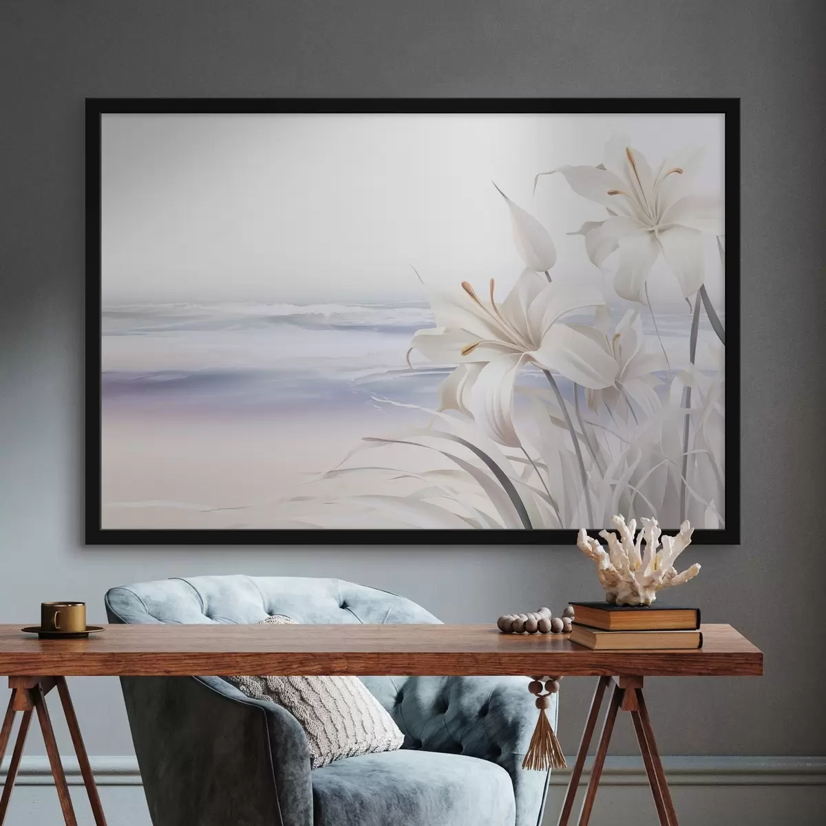 Plakāts Baltas lilijas ar oranžiem augļlapiņām un garām lapām pludmalē ar mīkstiem viļņiem fonā, pasteļtoņos f44850