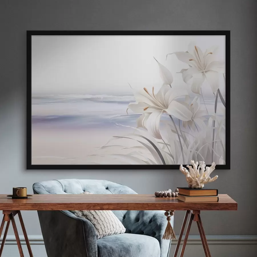 Fototapetes Baltas lilijas ar oranžiem augļlapiņām un garām lapām pludmalē ar mīkstiem viļņiem fonā, pasteļtoņos f44850