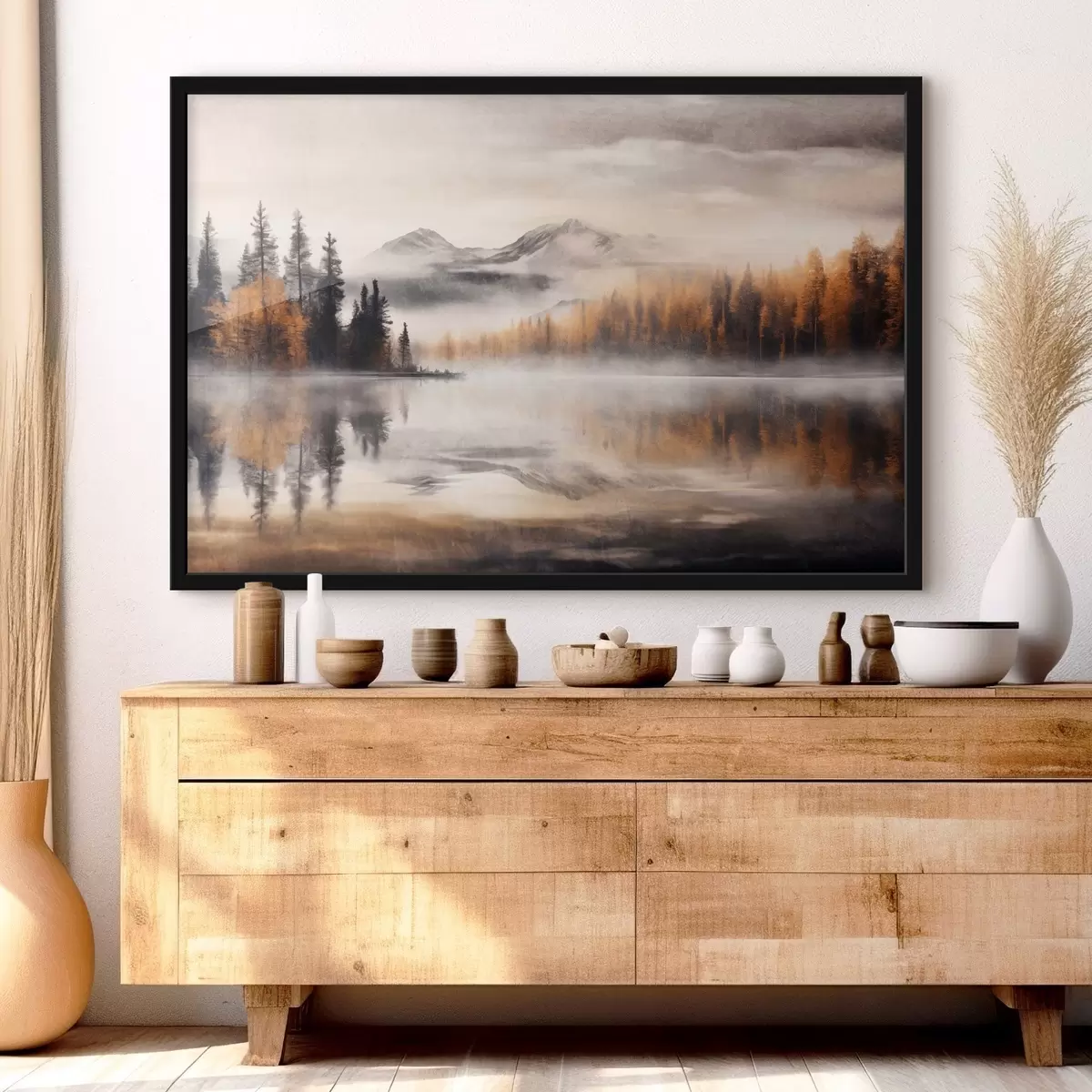 Plakāts Miglaina ezera ainava ar priežu kokiem un kalniem, mākoņaini pelēkas debesis f44856