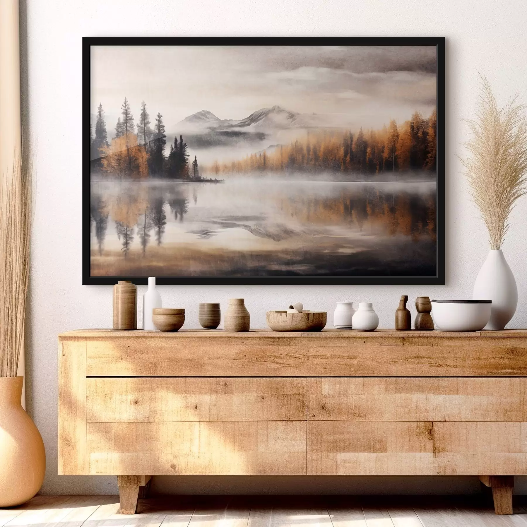 Fototapetes Miglaina ezera ainava ar priežu kokiem un kalniem, mākoņaini pelēkas debesis f44856