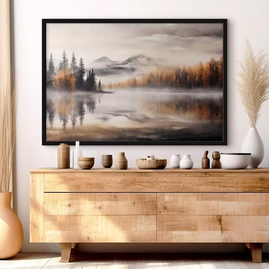 Fototapetes Miglaina ezera ainava ar priežu kokiem un kalniem, mākoņaini pelēkas debesis f44856