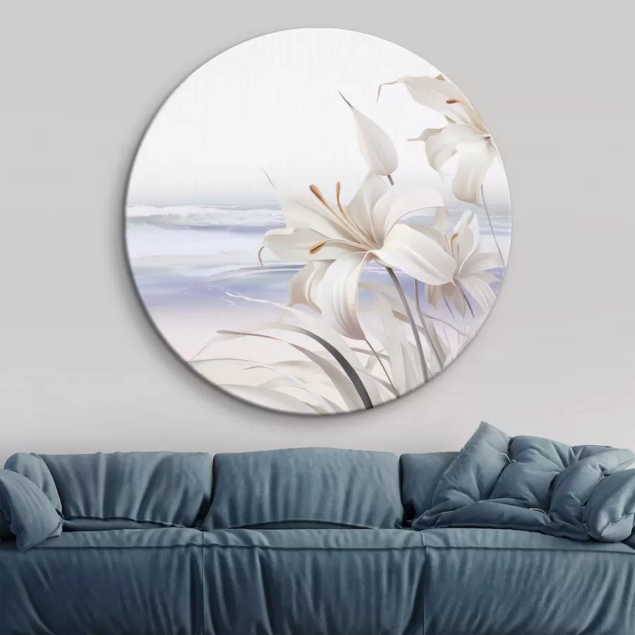 Glezna Baltas lilijas ar oranžiem augļlapiņām un garām lapām pludmalē ar mīkstiem viļņiem fonā, pasteļtoņos r44850