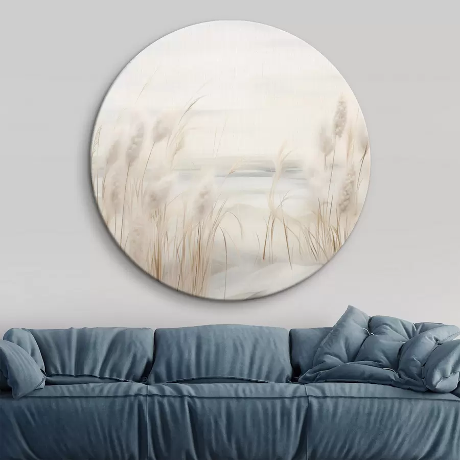 Glezna Priekšplānā smilškrāsas niedres ar sēklu galviņām, mīkstas un maigas, neskaidrs fons un gaišas debesis r44851