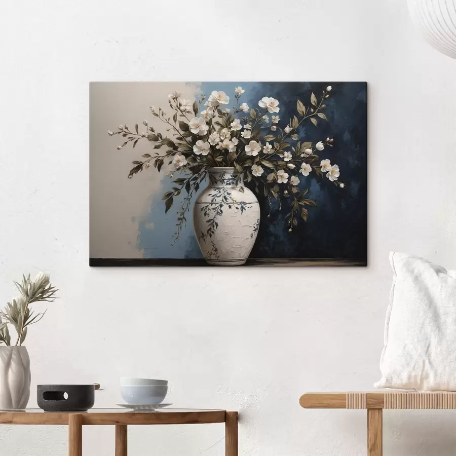 Glezna Balti un dzelteni ziedi lielā vāzē uz zila fona s44893