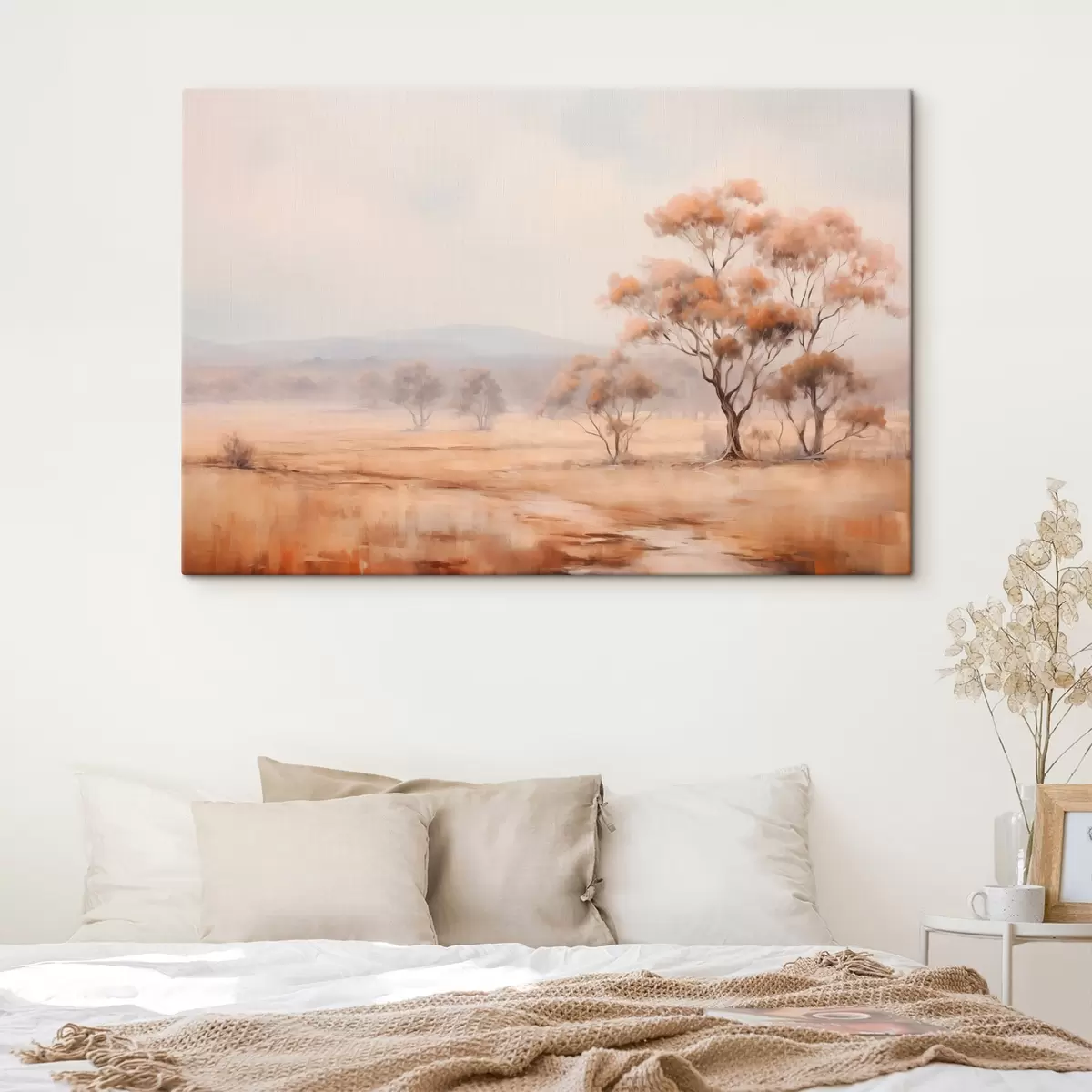 Glezna Lauks ar oranžu zāli un daži koki ar oranžām lapām, kalni fonā ar mākoņainām debesīm s44927