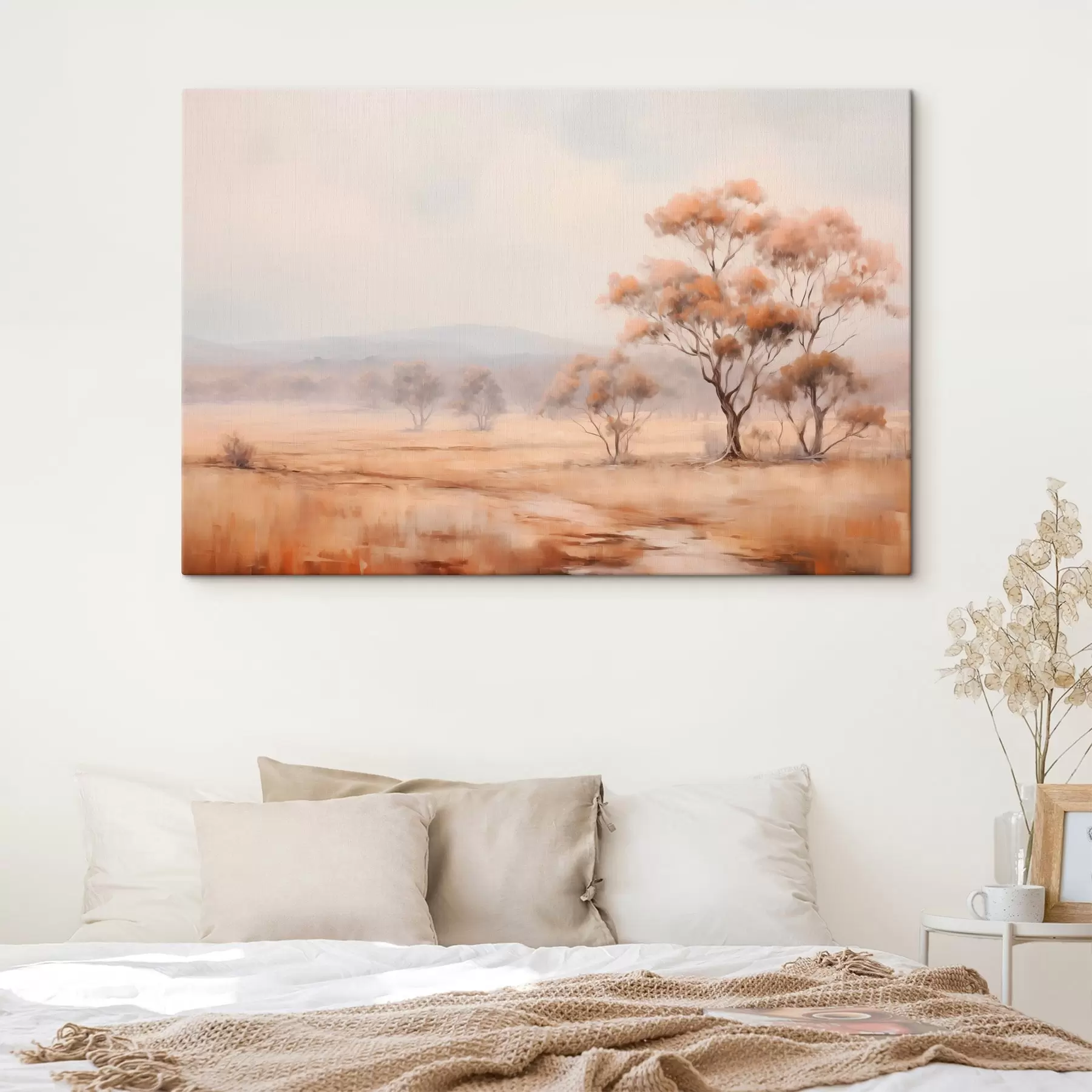 Glezna Lauks ar oranžu zāli un daži koki ar oranžām lapām, kalni fonā ar mākoņainām debesīm s44927