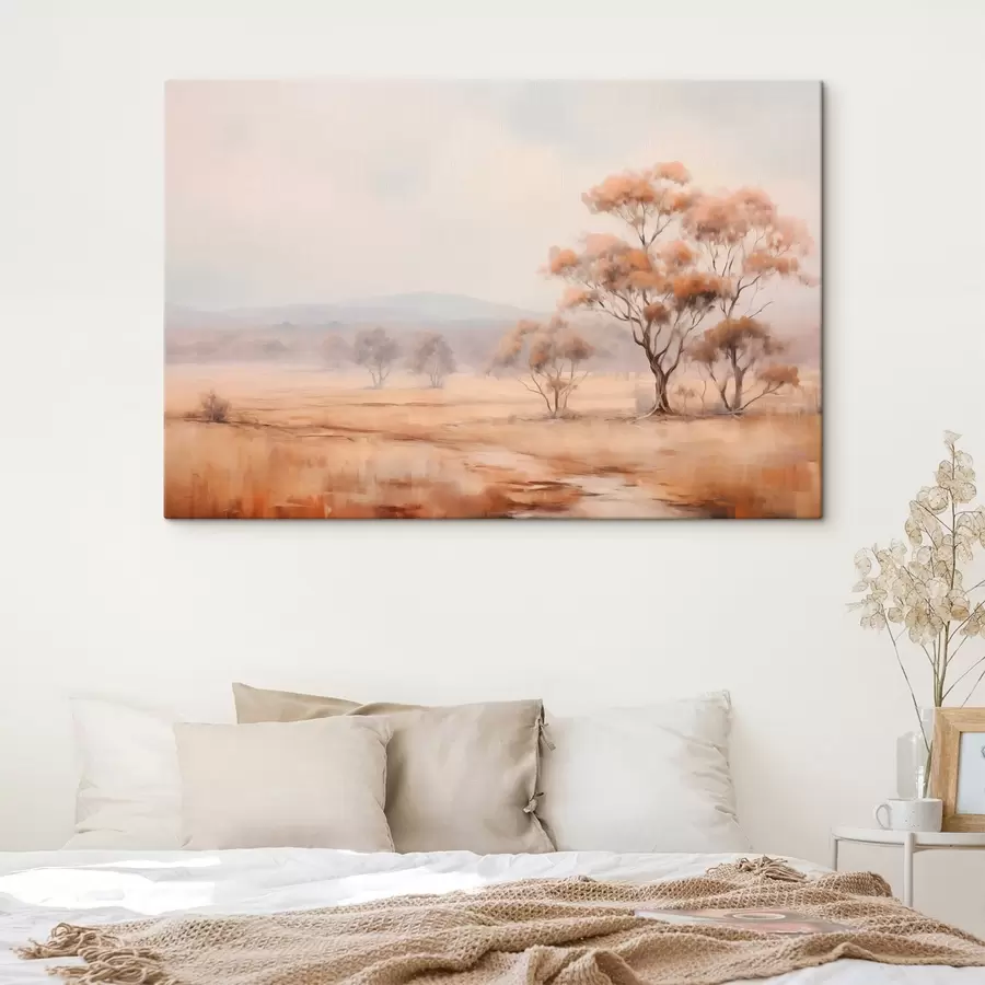 Glezna Lauks ar oranžu zāli un daži koki ar oranžām lapām, kalni fonā ar mākoņainām debesīm s44927