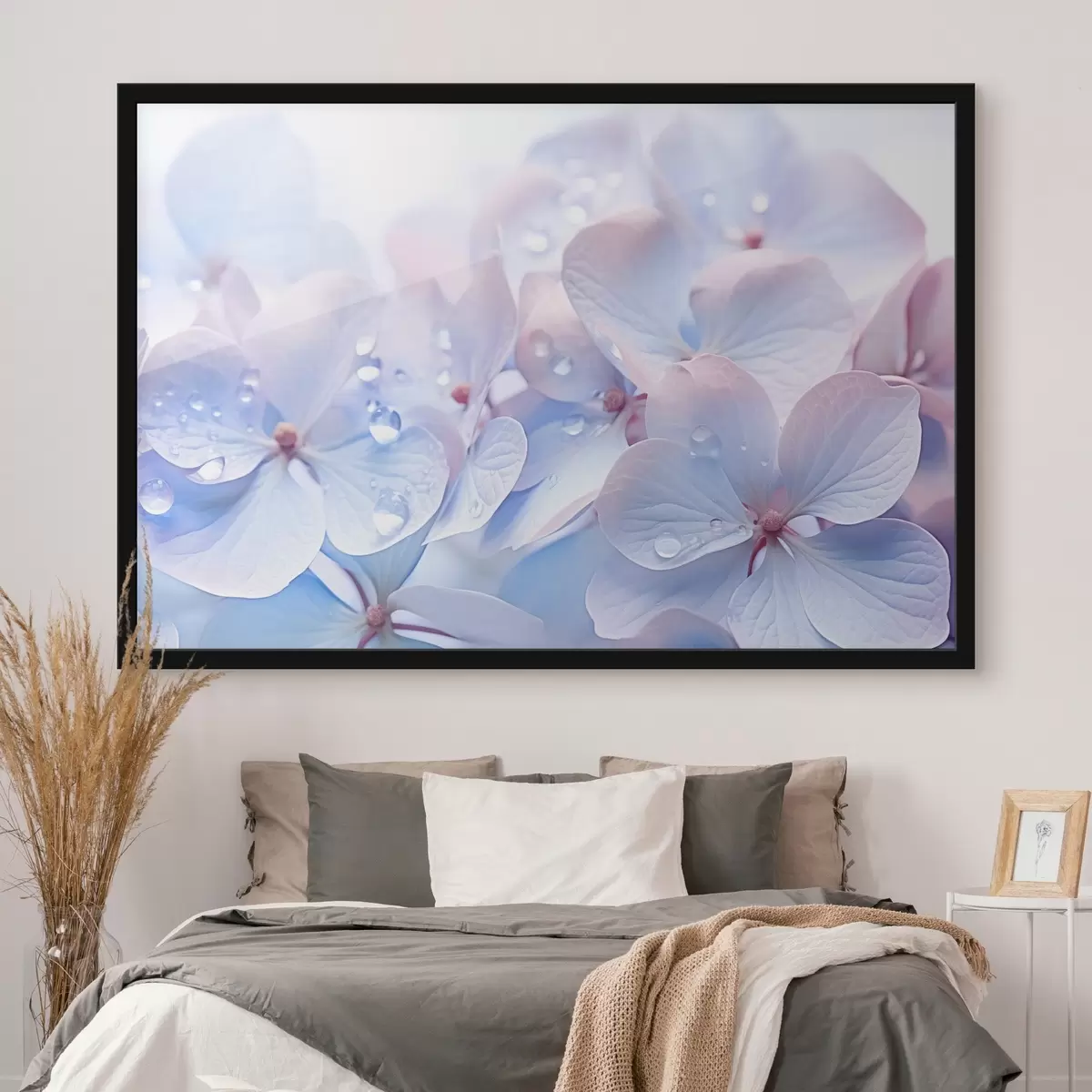 Plakāts Hortenzijas ziedi ar ūdens pilieniņiem uz maigajām ziedlapiņām, maigas pasteļkrāsas, gaiši zili un rozā toņi f44929