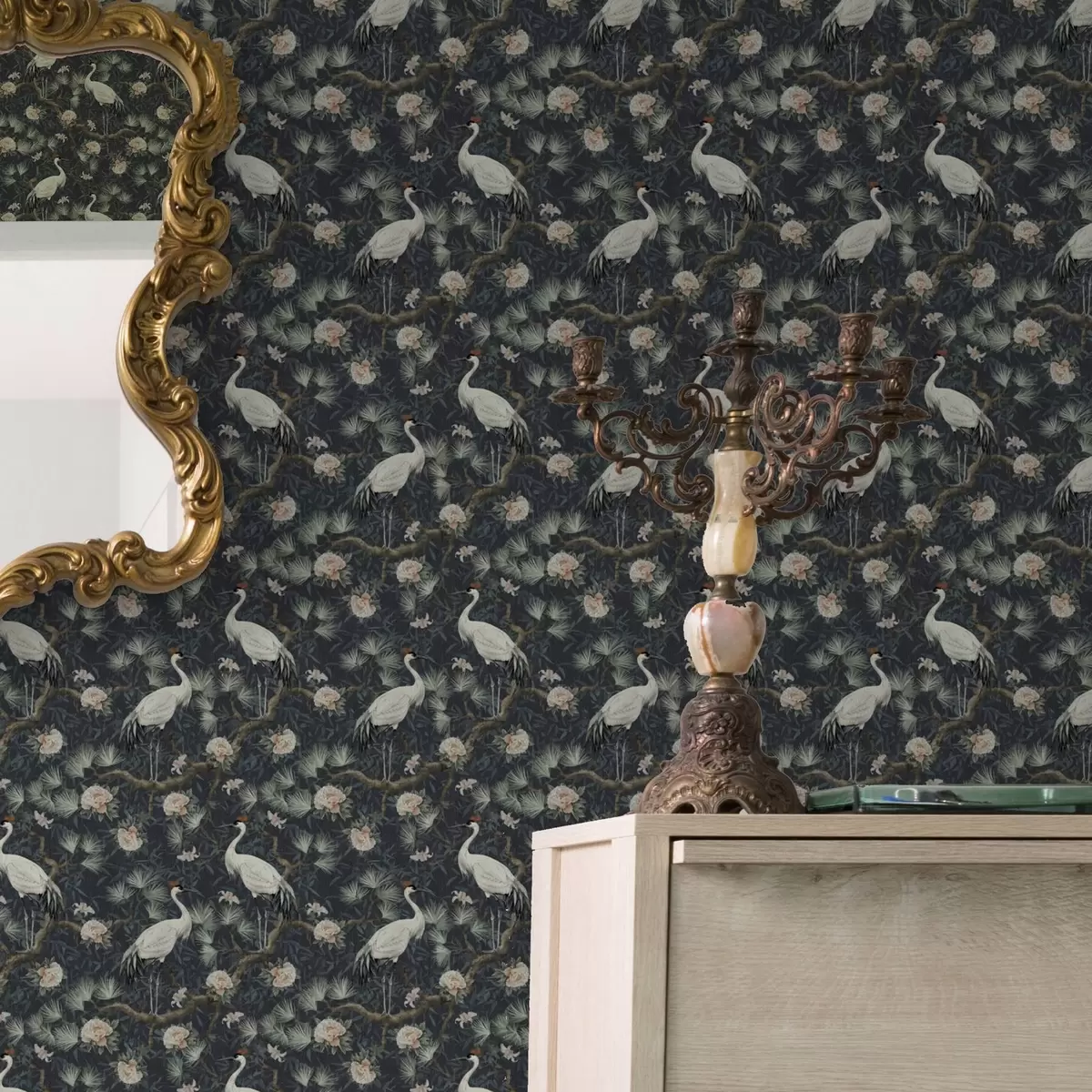 Tapetes Dzērves starp priedēm un peonijām uz tumša fona a00241