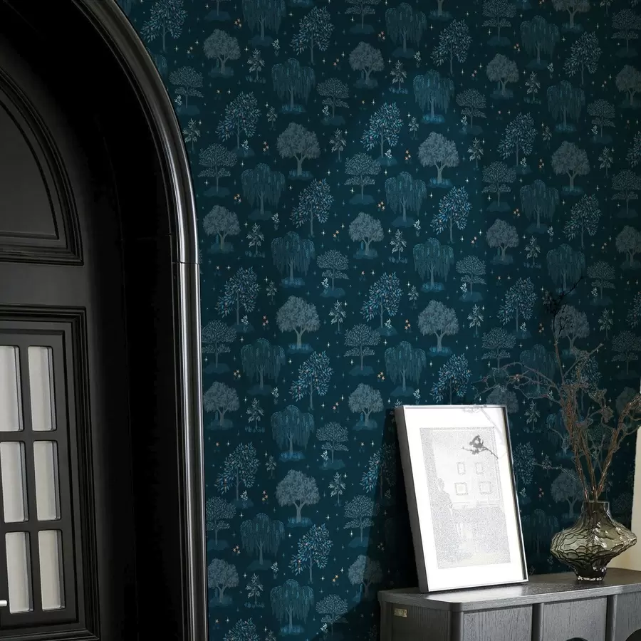 Fototapetes Pasaku nakts mežs ar zvaigznēm un dekoratīviem kokiem a00248