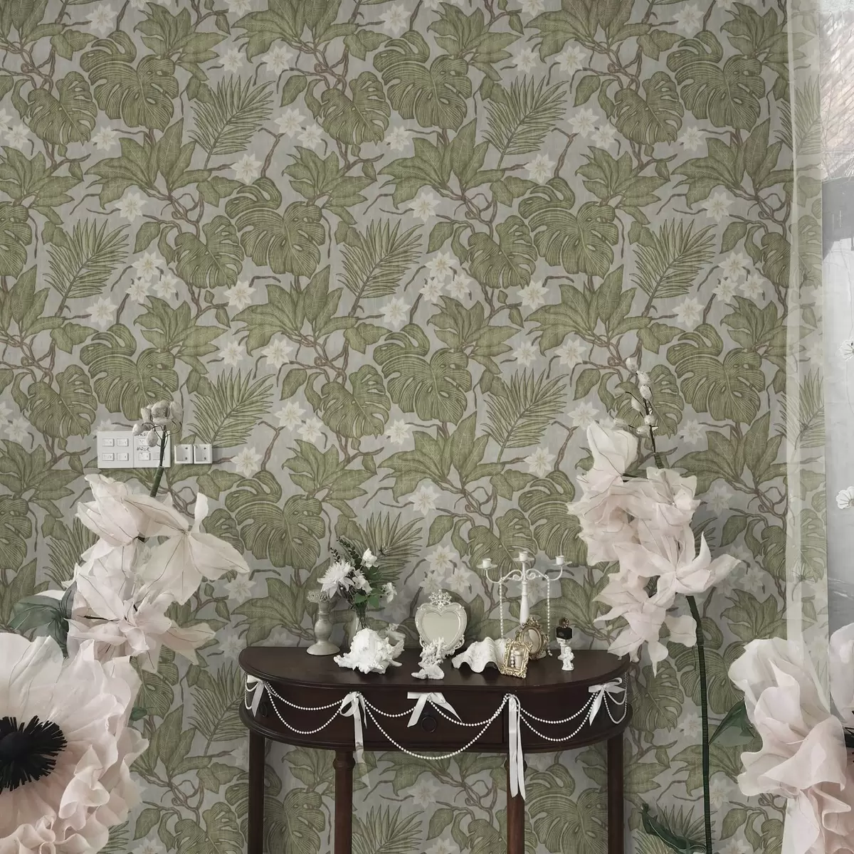 Tapetes Tropu monsteras lapas un ziedi uz pelēka fona a00249