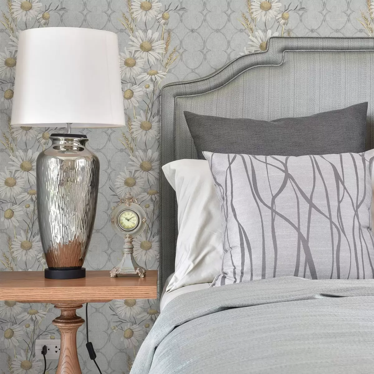 Tapetes Margrietiņas uz pelēka fona ar ģeometrisko rakstu a00269