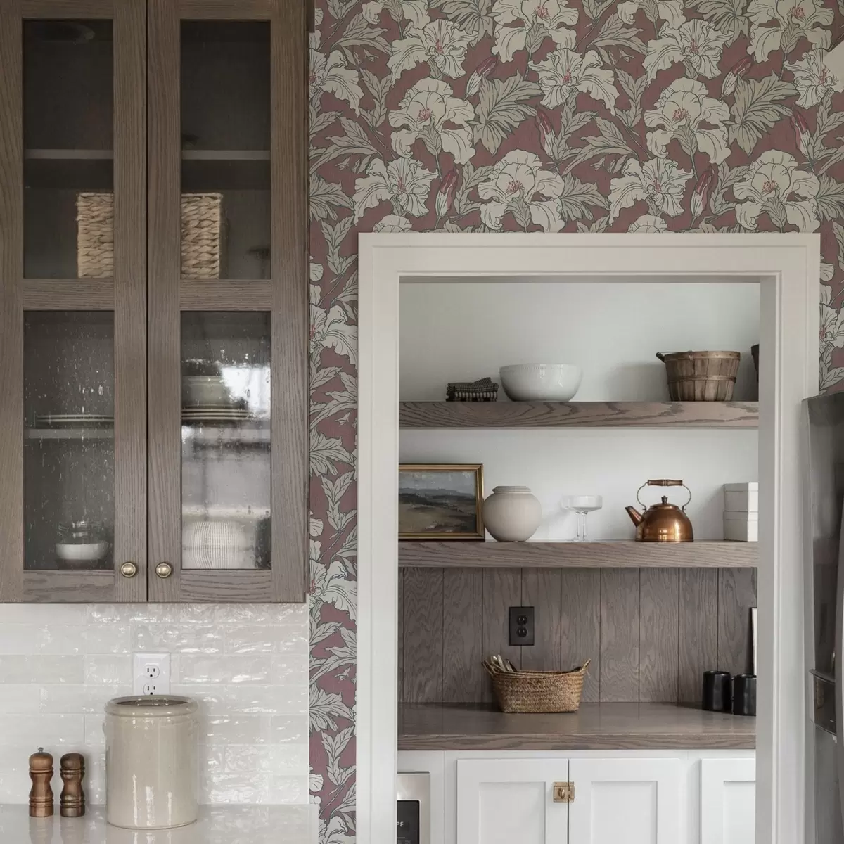 Tapetes Balts hibiskuss uz rozā fona ar sarkaniem pumpuriem a00272