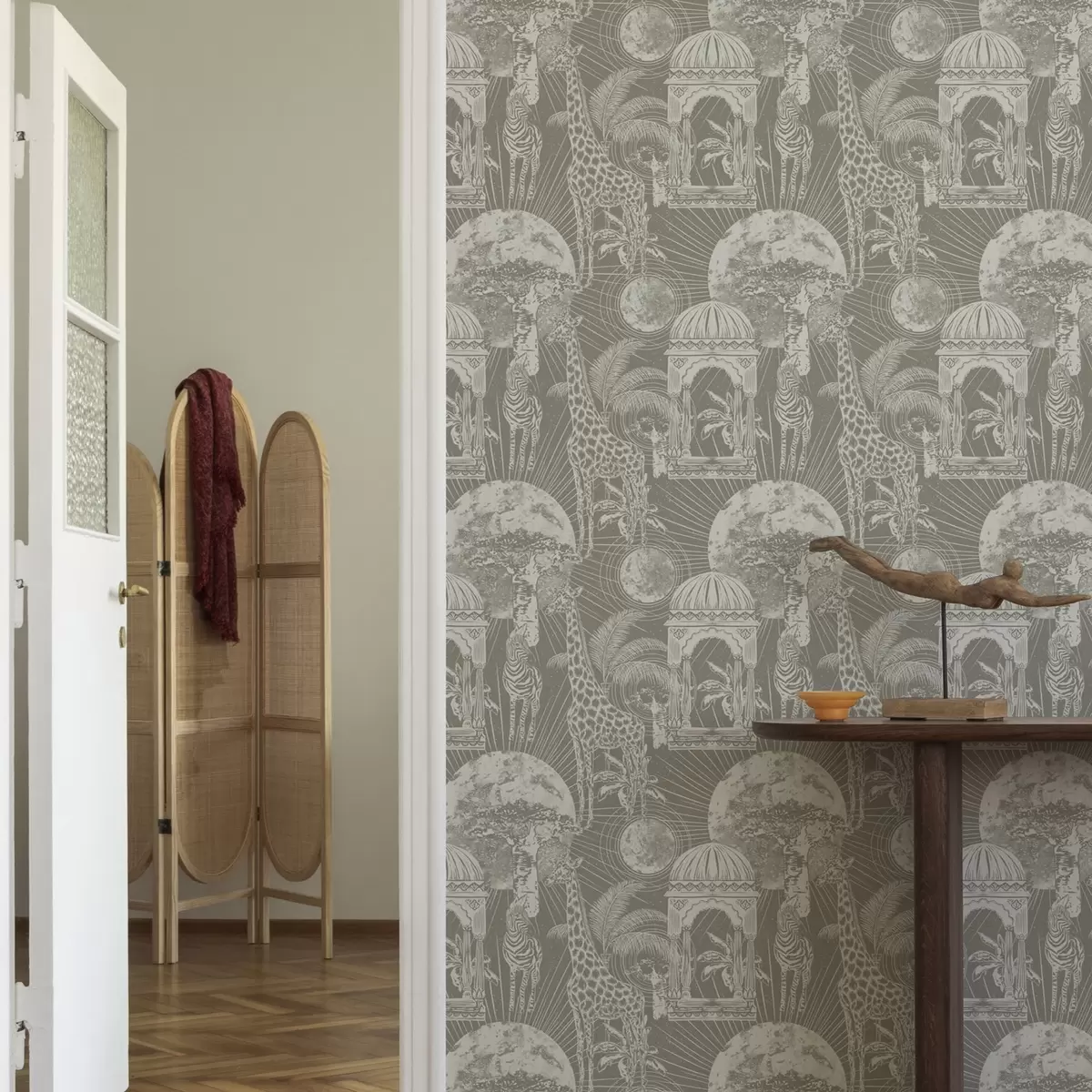 Tapetes Žirafe un zebra uz arhitektūras un tropu koku fona a00276