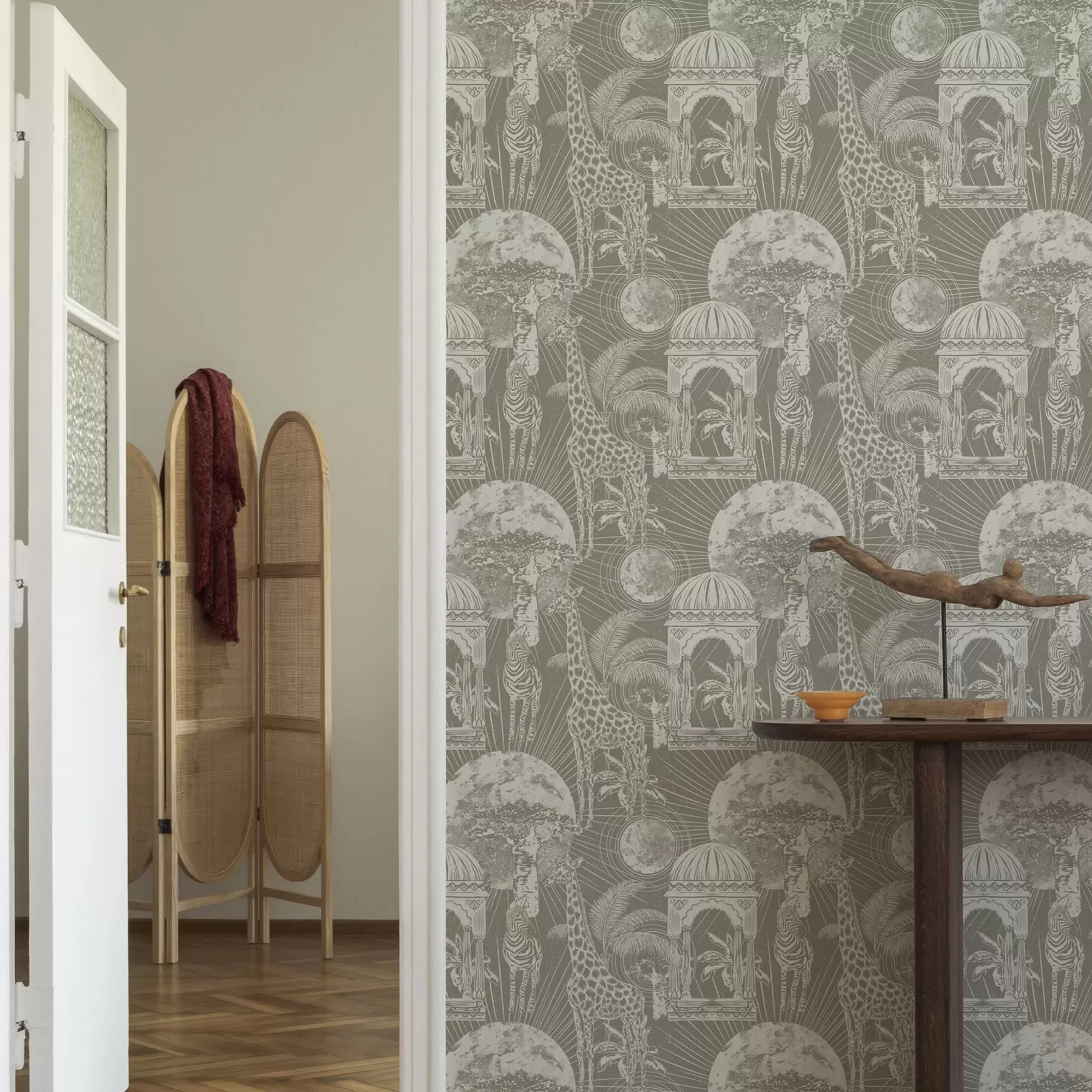 Fototapetes Žirafe un zebra uz arhitektūras un tropu koku fona a00276