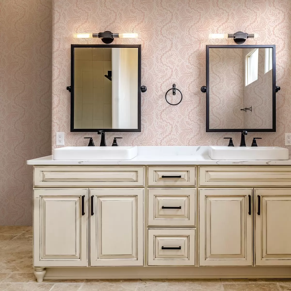 Tapetes Gaiši rozā ziedu elementi uz rozā fona a00290