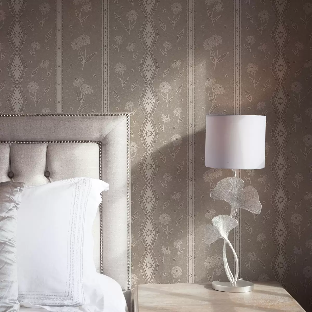 Tapetes Svītras ar margrietiņām un mežģīnēm uz pelēkbrūžaina fona a00295