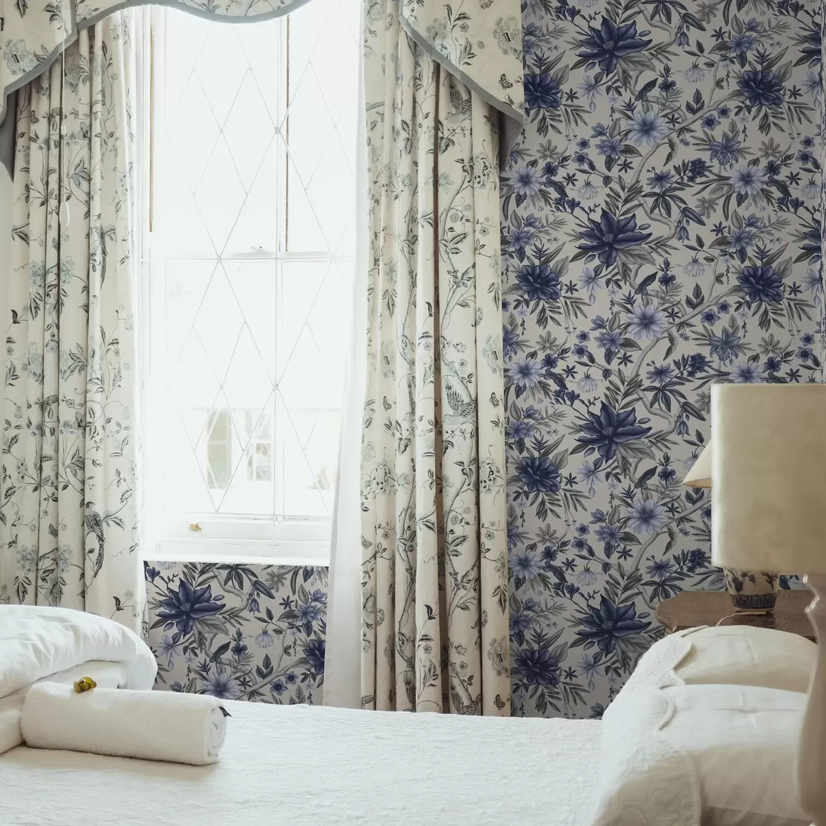 Tapetes Zili un pelēki ziedi uz gaiša fona a00304