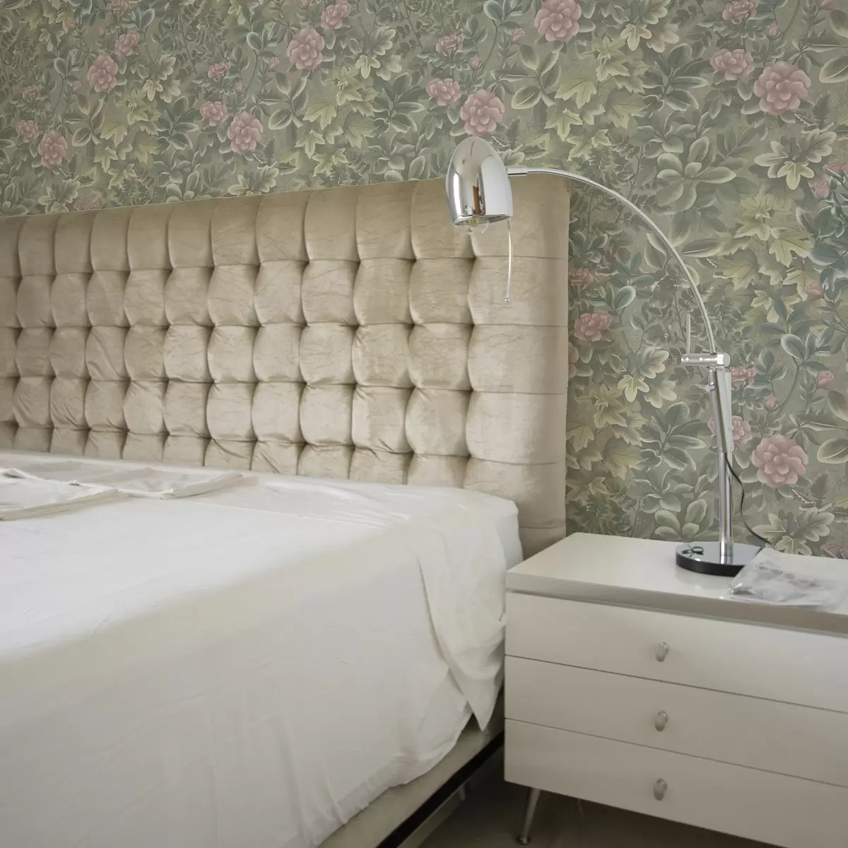 Tapetes Rozā ziedi un lapas uz pasteļzaļa fona a00306