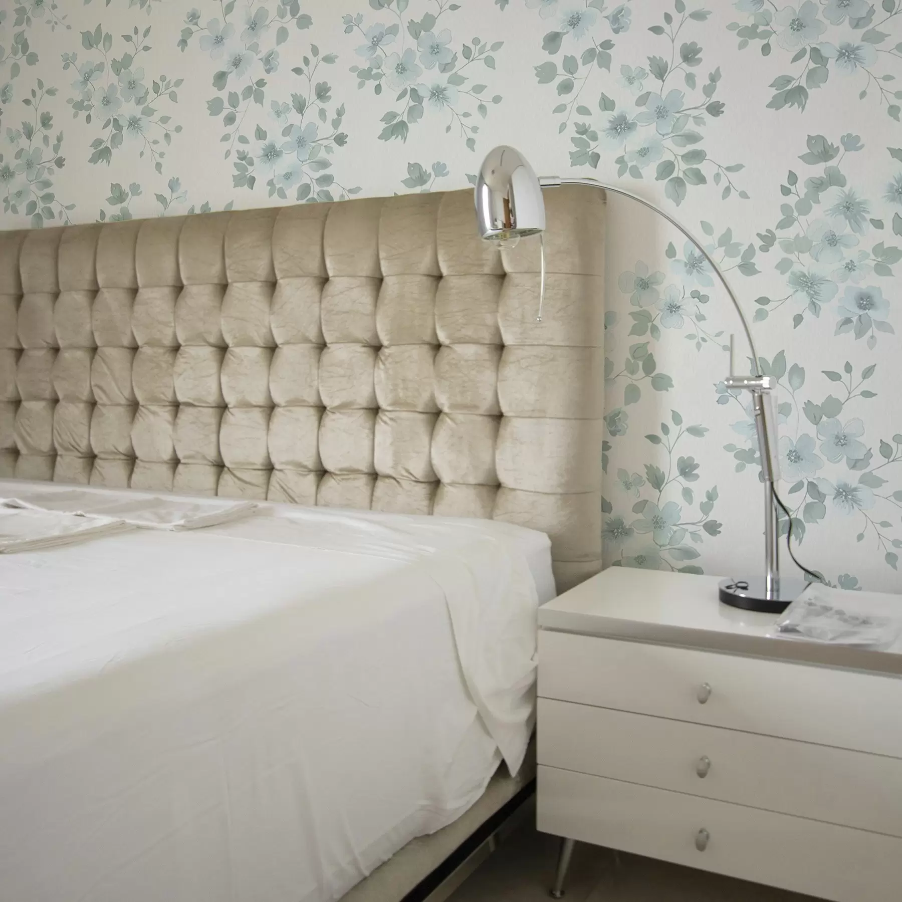 Fototapetes Bāli zili ziedi uz balta fona, akvareļu stilā a00364