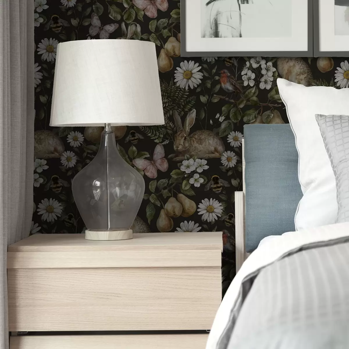 Tapetes Reālistiski truši, bumbieri, ziedi un kukaiņi uz tumša fona a00401