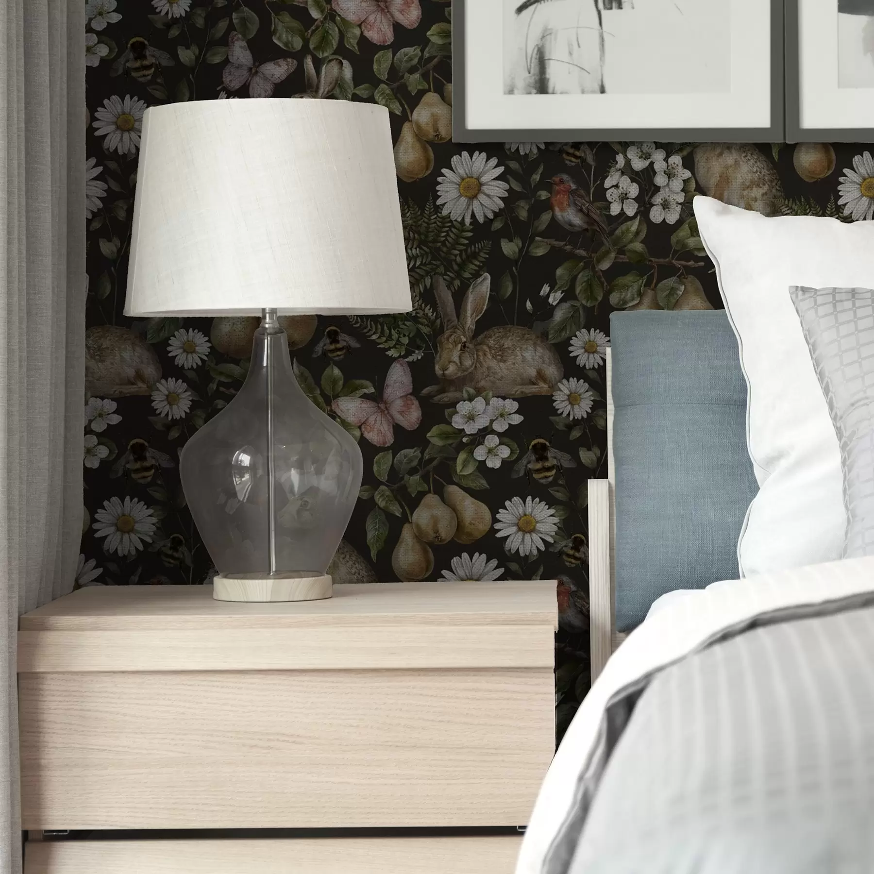 Fototapetes Reālistiski truši, bumbieri, ziedi un kukaiņi uz tumša fona a00401