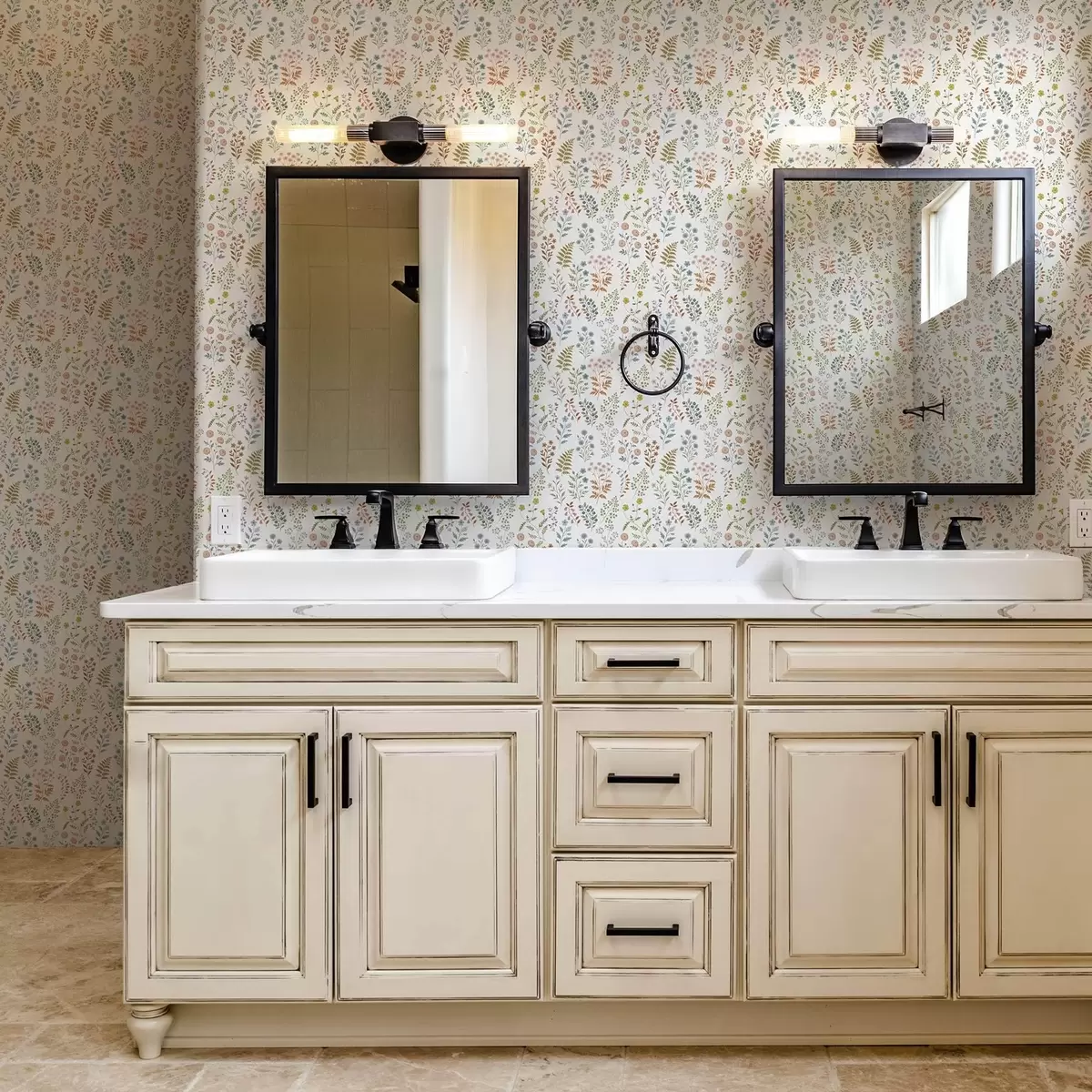 Tapetes Krāsaini augi uz balta rūtaina fona a00413