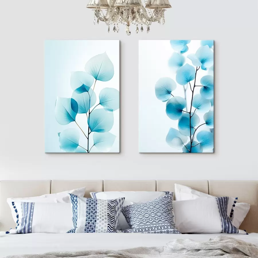 Glezna Zariņš ar caurspīdīgām zilām lapām, redzamas maigas dzīslas, viegla un mierīga kompozīcija, minimālisma estētika m00522