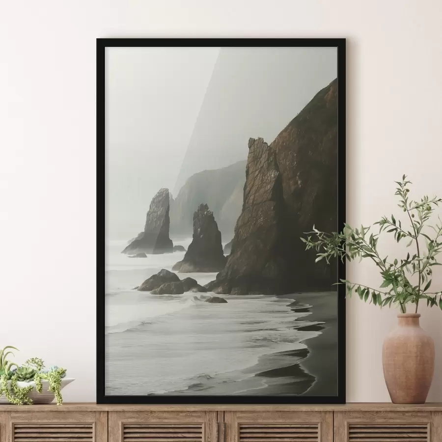 Fototapetes Akmeņainas klintis un jūras piekraste, viļņi, kas saduras krastā, ainava ar noskaņu atmosfēru, zemes toņi f45193