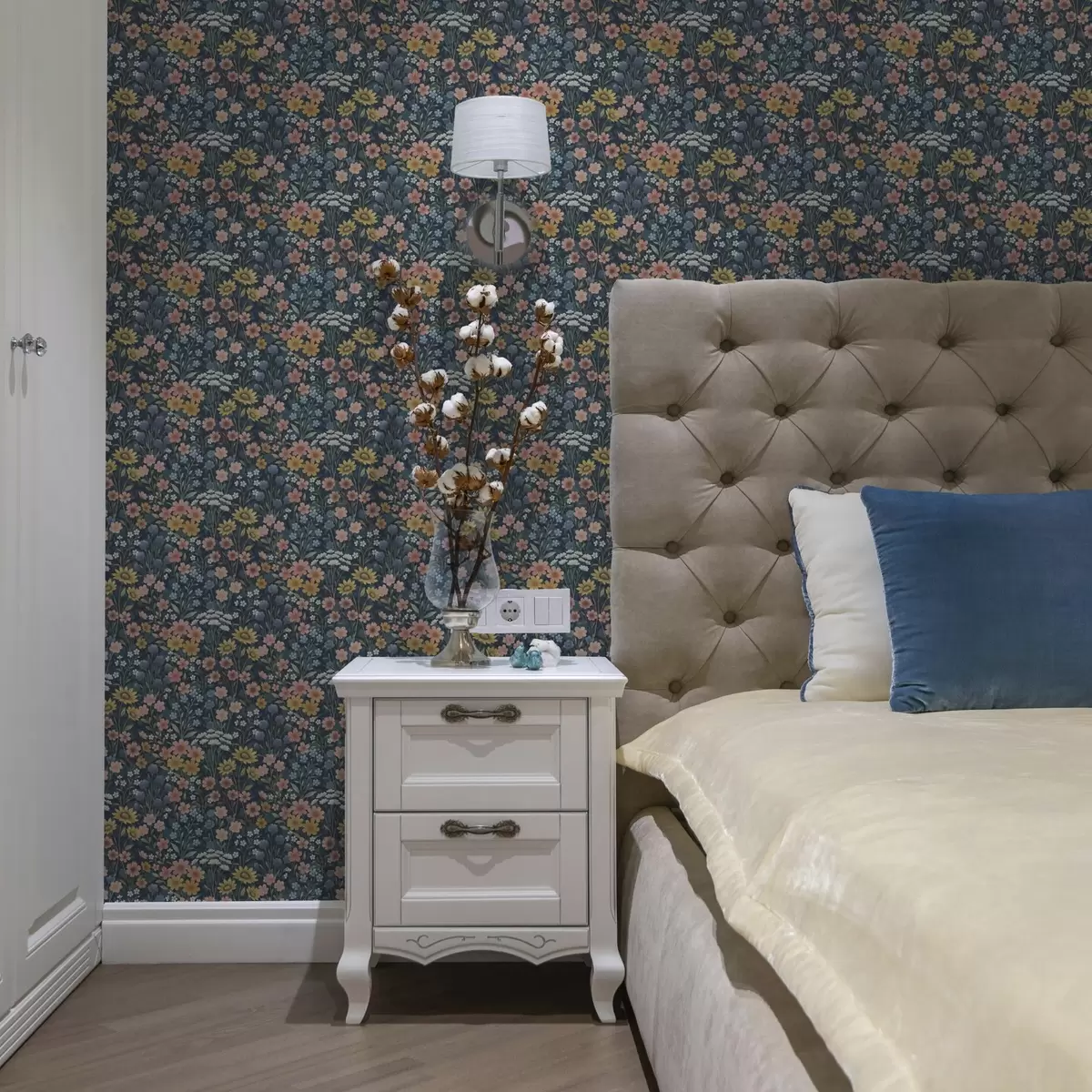 Tapetes Krāsaini akvareļu pļavas ziedi uz tumši zilas krāsas a00381