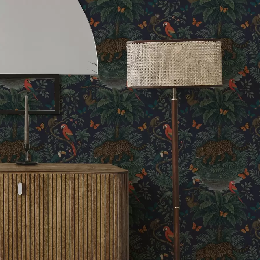 Fototapetes Tropu džungļi ar leopardu, leopardu, papagaiļiem un tauriņiem a00388