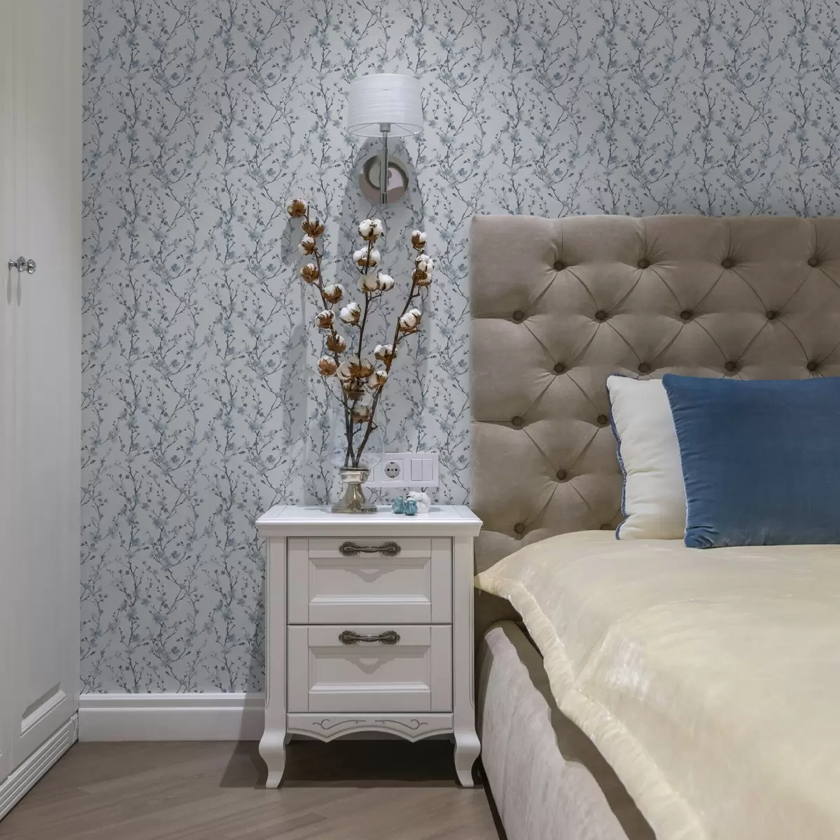 Tapetes Zili ķiršu ziedi uz balta fona ar maigu kontrastu a00399