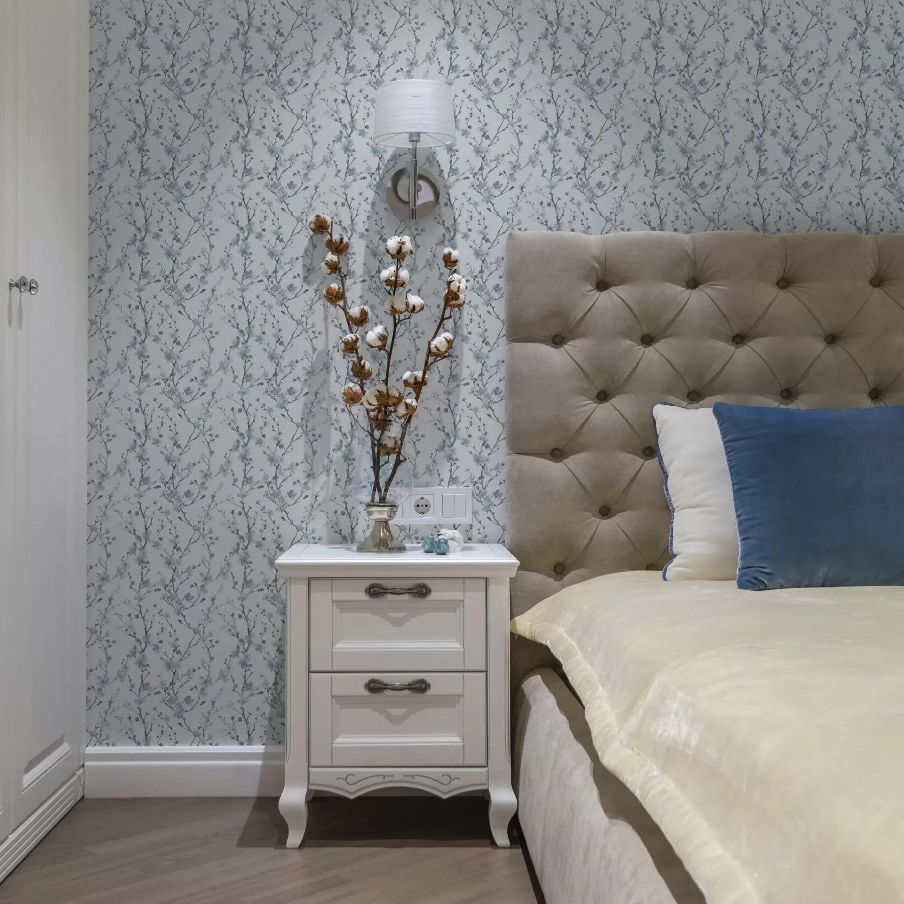 Fototapetes Zili ķiršu ziedi uz balta fona ar maigu kontrastu a00399