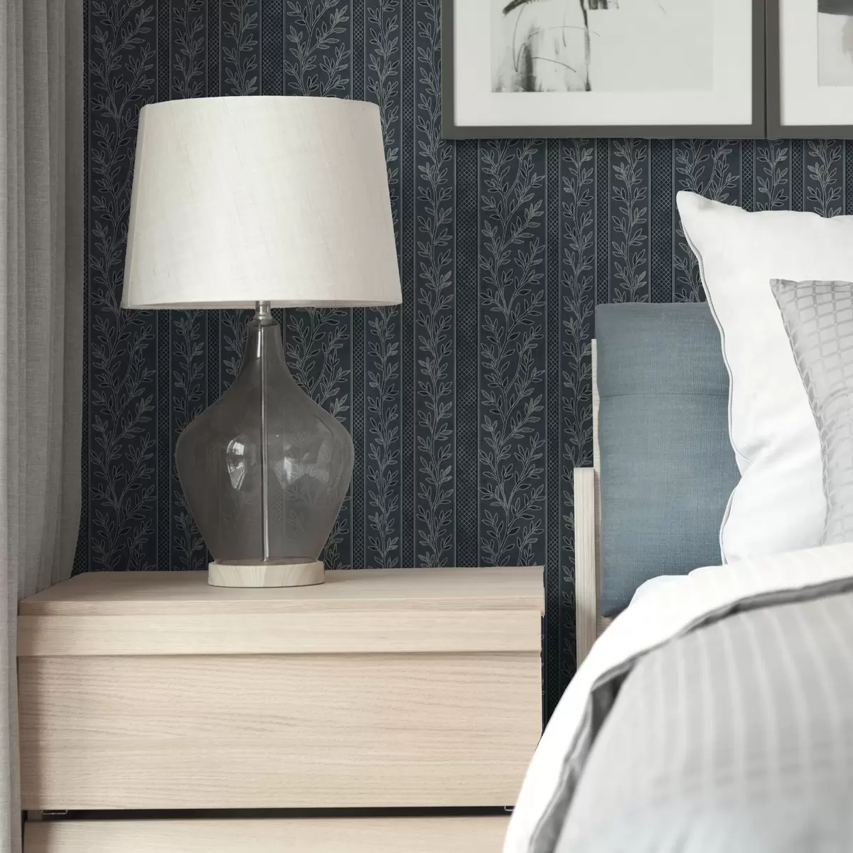 Tapetes Svītrains raksts ar zariem uz zila fona a00425