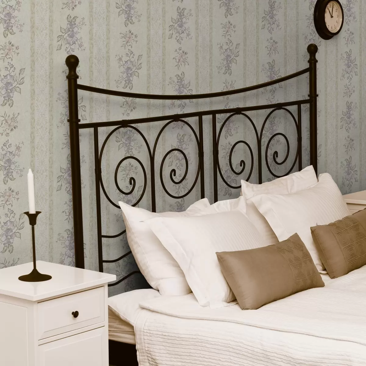 Tapetes Vintage ziedi uz svītraina fona ar ornamentu a00440