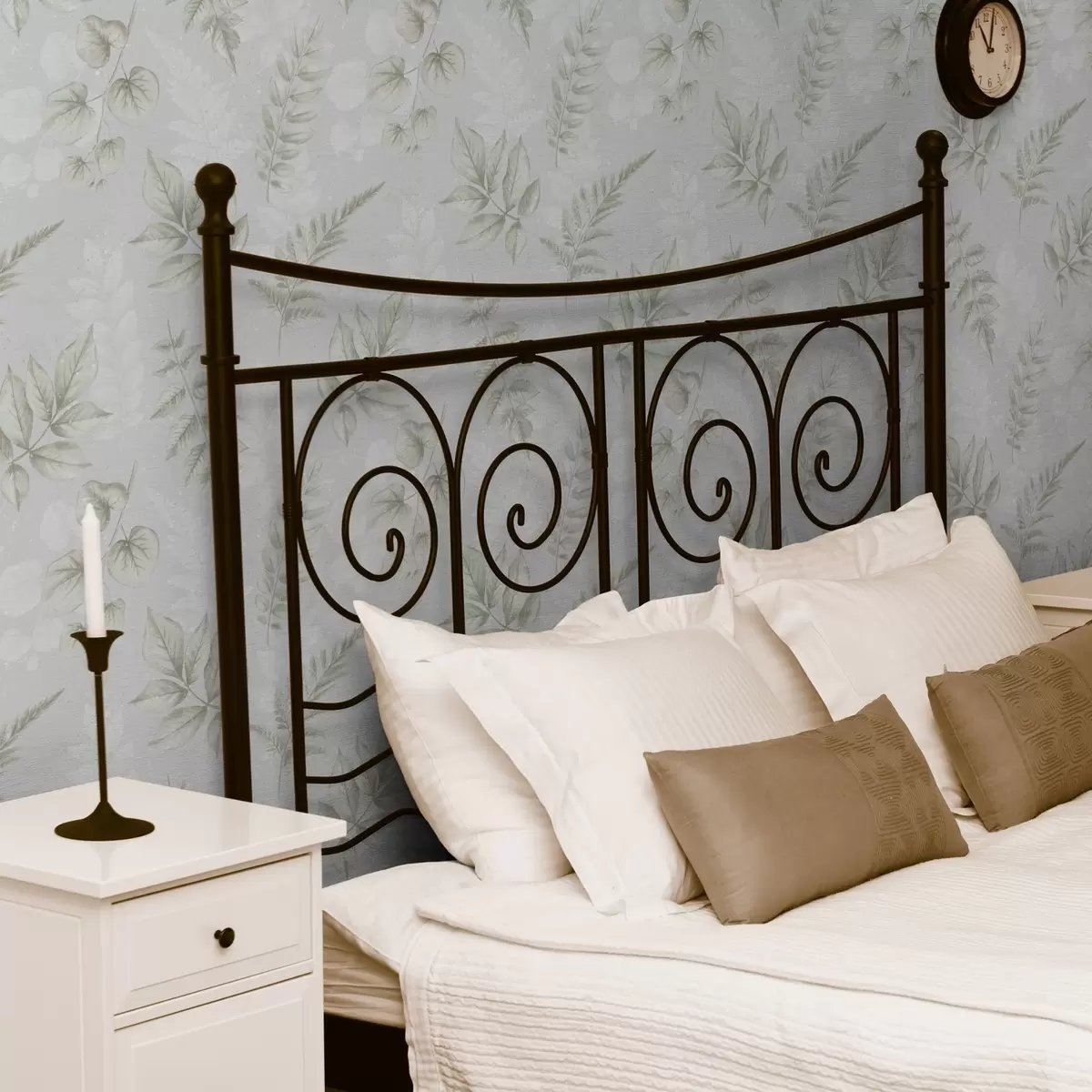 Tapetes Vieglas akvareļa lapas ar šļakatu efektu uz pelēka fona a00446