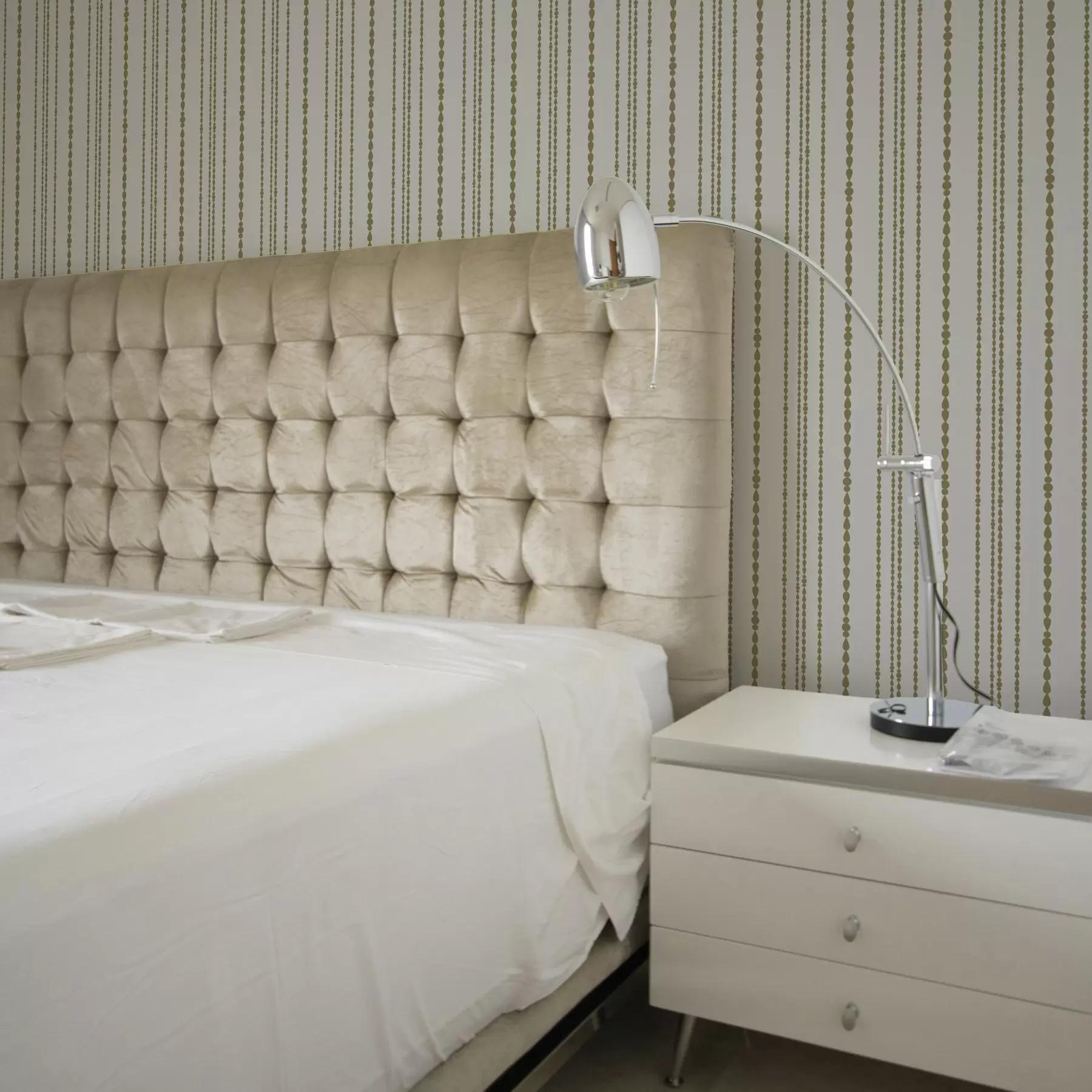 Fototapetes Minimālistisks raksts dzeltenu pilienu veidā vertikālā strīpā a00448