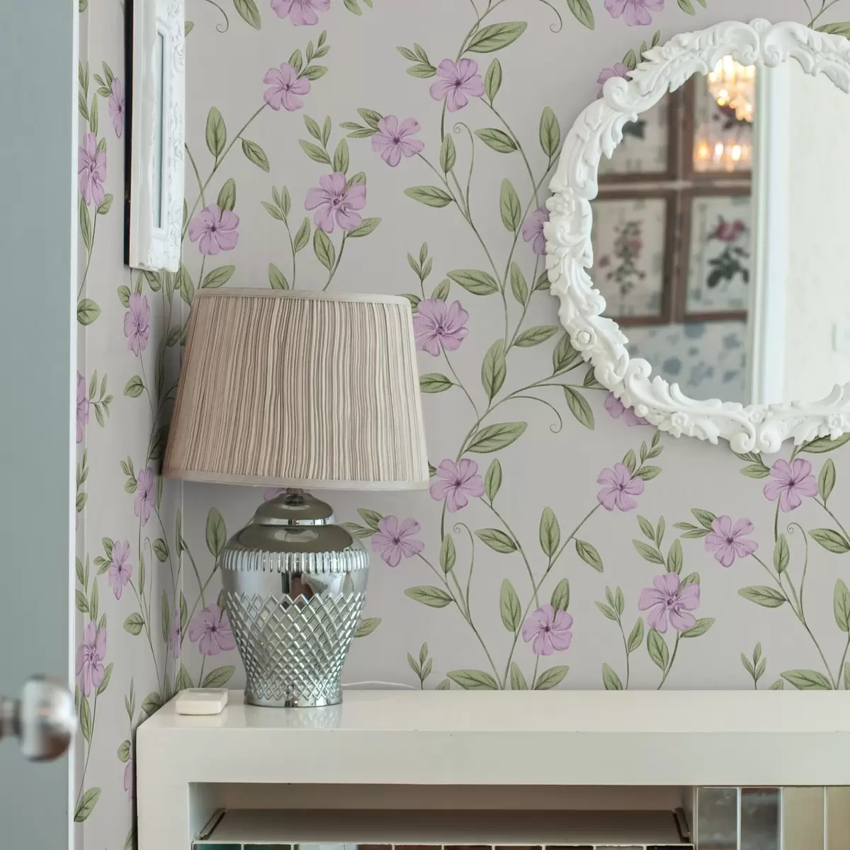 Tapetes Rozā ziedi ar zaļiem vīnogulājiem uz krēmkrāsas fona a00453