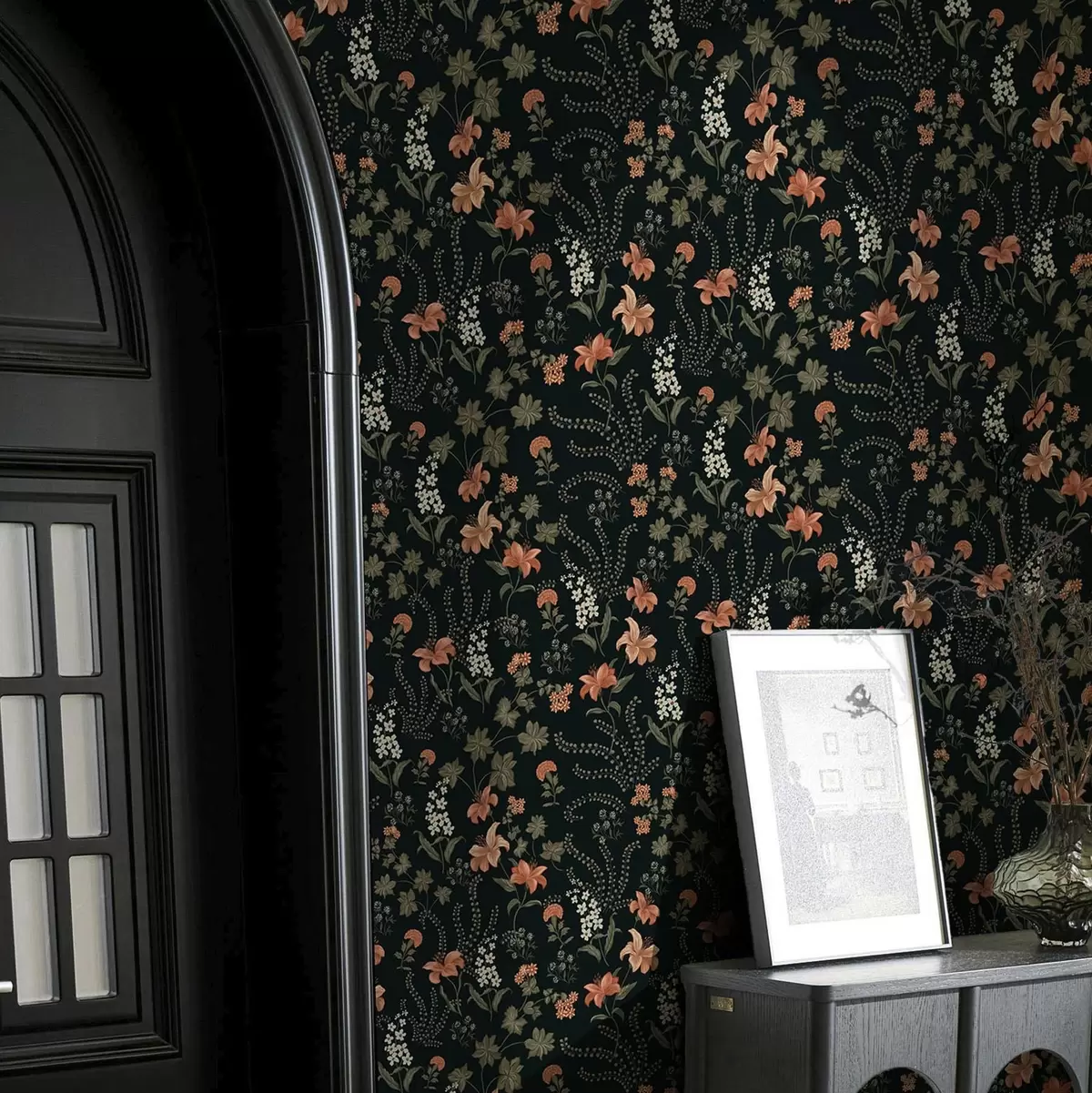 Tapetes Oranžas lilijas un mazi ziedi uz melna fona a00463